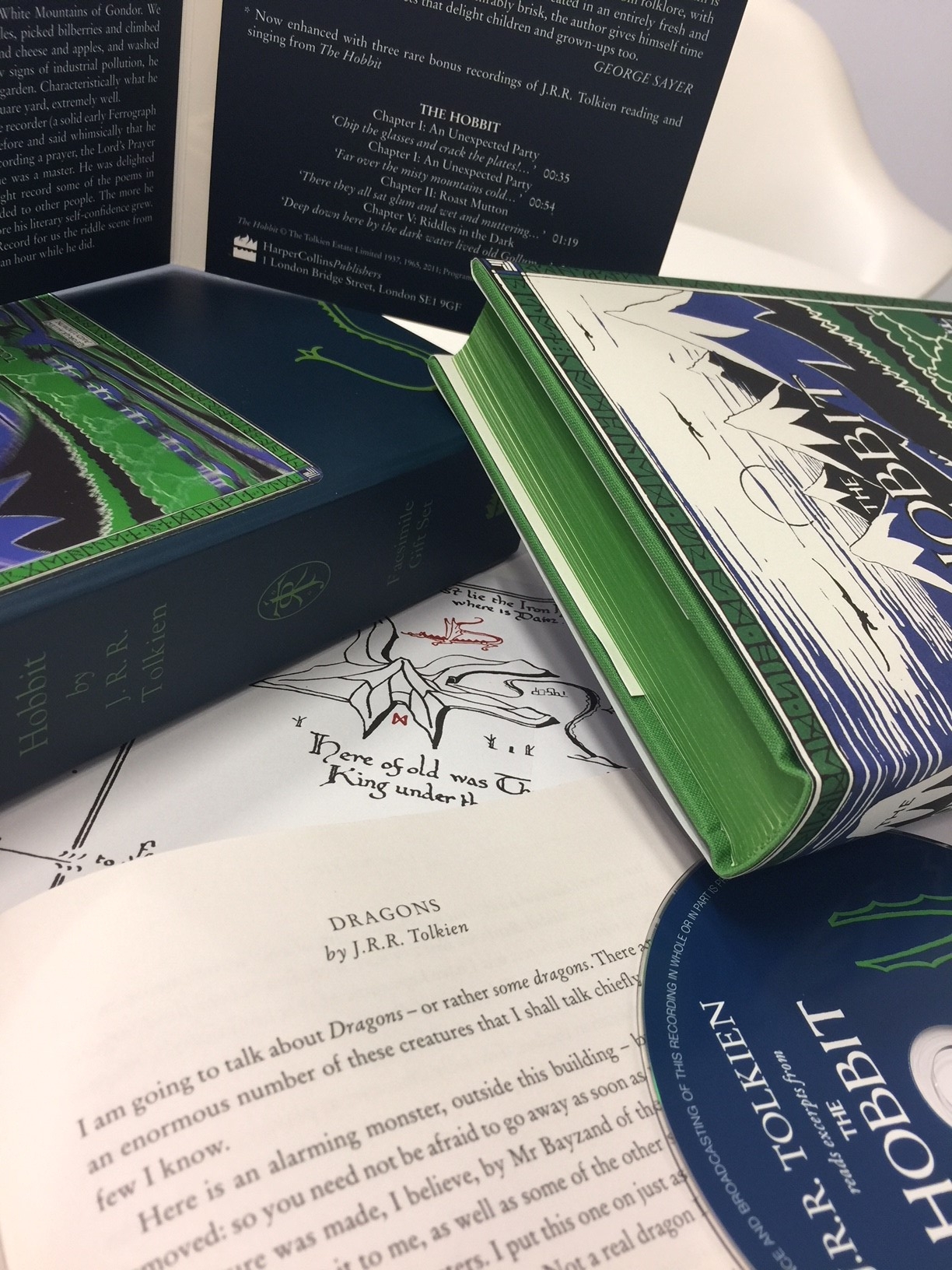 Deluxe Facsimile Hobbit.JPG 10_5b04f6e6993c9.jpg 1224X1632 px