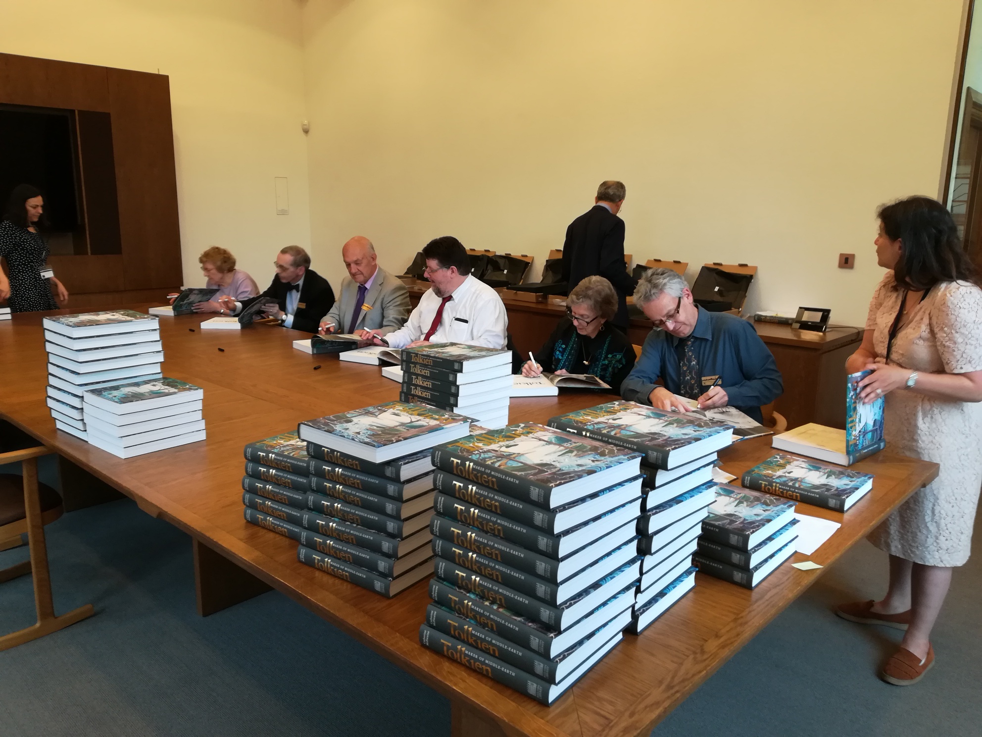 Tolkien Contributors signing.jpg 247_5b31617997ab3.jpg 1984X1488 px